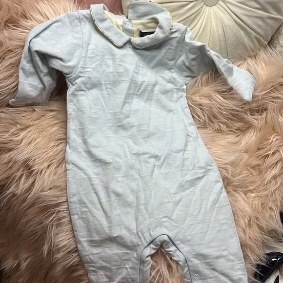 BURBERRY BABY ONESIE SLEEPER www.duckbackindia